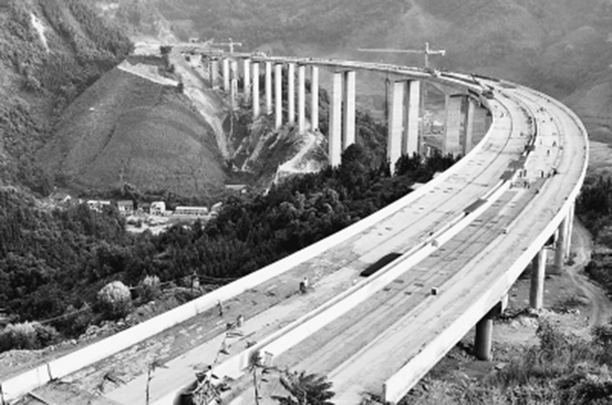 　　俯瞰建設(shè)中的拉會(huì)高架大橋，“C”字形蔚為壯觀。.jpg